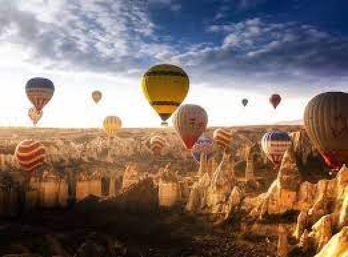 Discover what to expect on a hot air balloon ride in Cappadocia, enjoy stunning views, and learn about the unique experiences this adventure offers