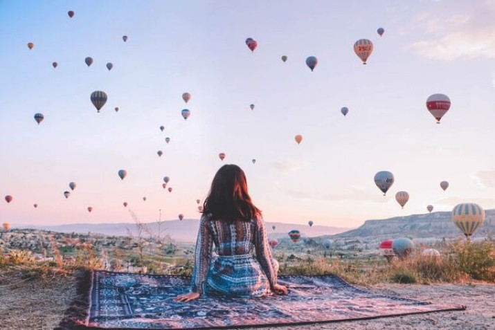 Explore the beauty of hot air balloon Cappadocia photos, capturing sunrise views over fairy chimneys and valleys in one of Turkey’s most iconic