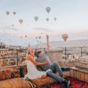 Discover the best rooftop terraces in Cappadocia to watch the hot air balloons. Find panoramic views and perfect locations to enjoy the magic